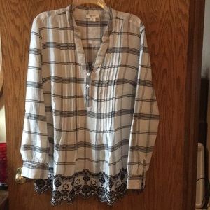 Long pleated V neck top, roll up sleeves.